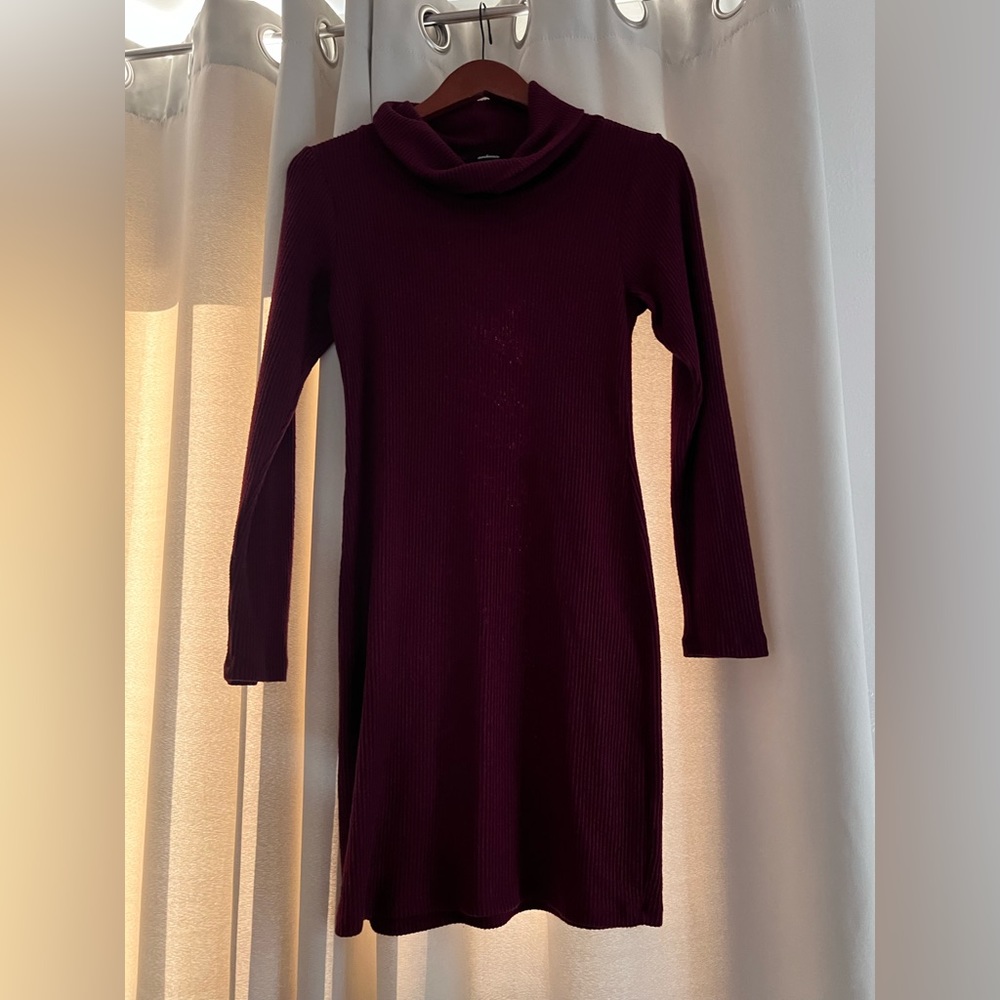 Short burgundy long sleeve dress